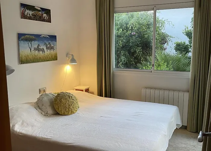 With Private Pool, Ocean & Mountain Views فيلة