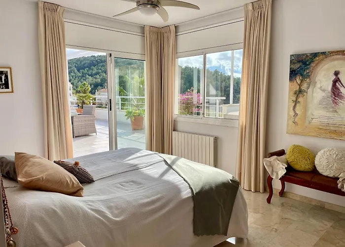 With Private Pool, Ocean & Mountain Views Sitges